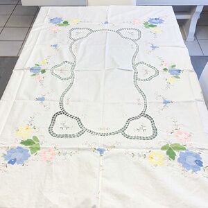 NEW Vintage Floral Embroidered Tablecloth + 8 Napkins